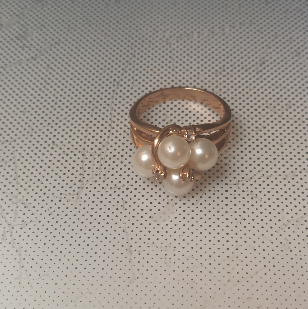 Elegant Gold Pearl Cluster Ring